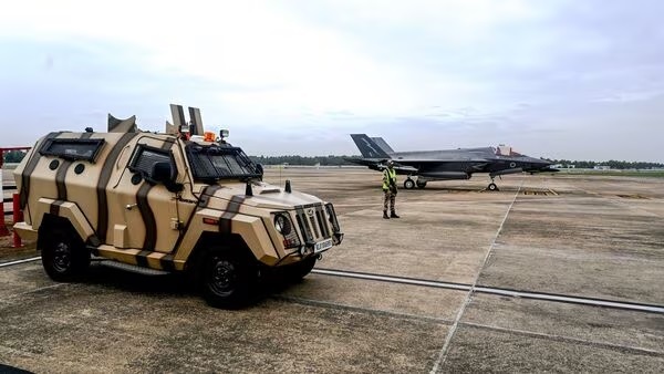 迫降印度37天后，英国F-35B终于修好飞走